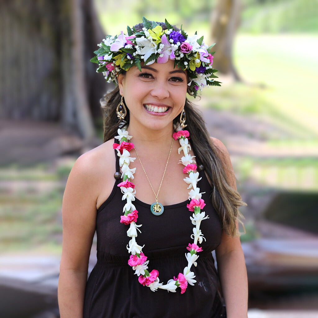 Single strand lei made with fragrant tuberose and carnations